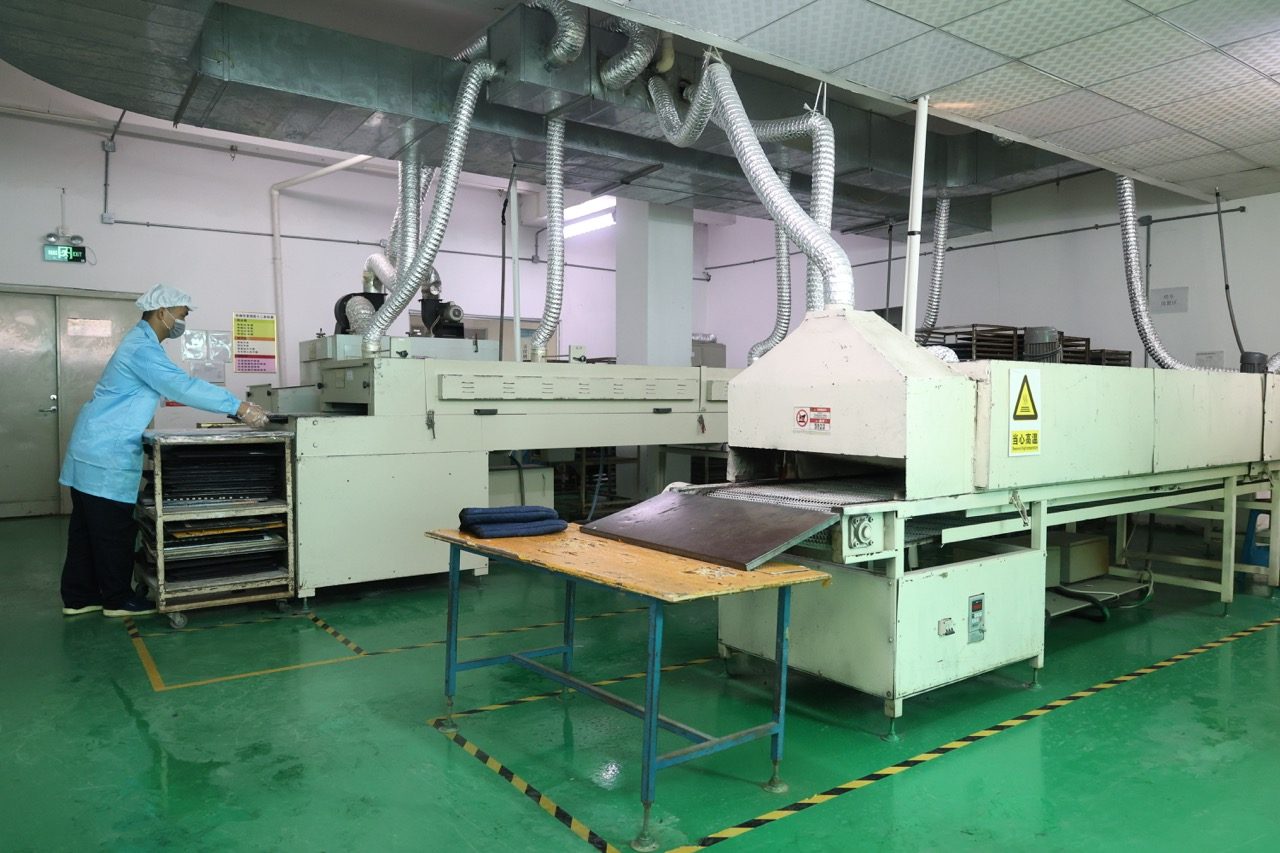 Continuous drying or curing oven with tray rack