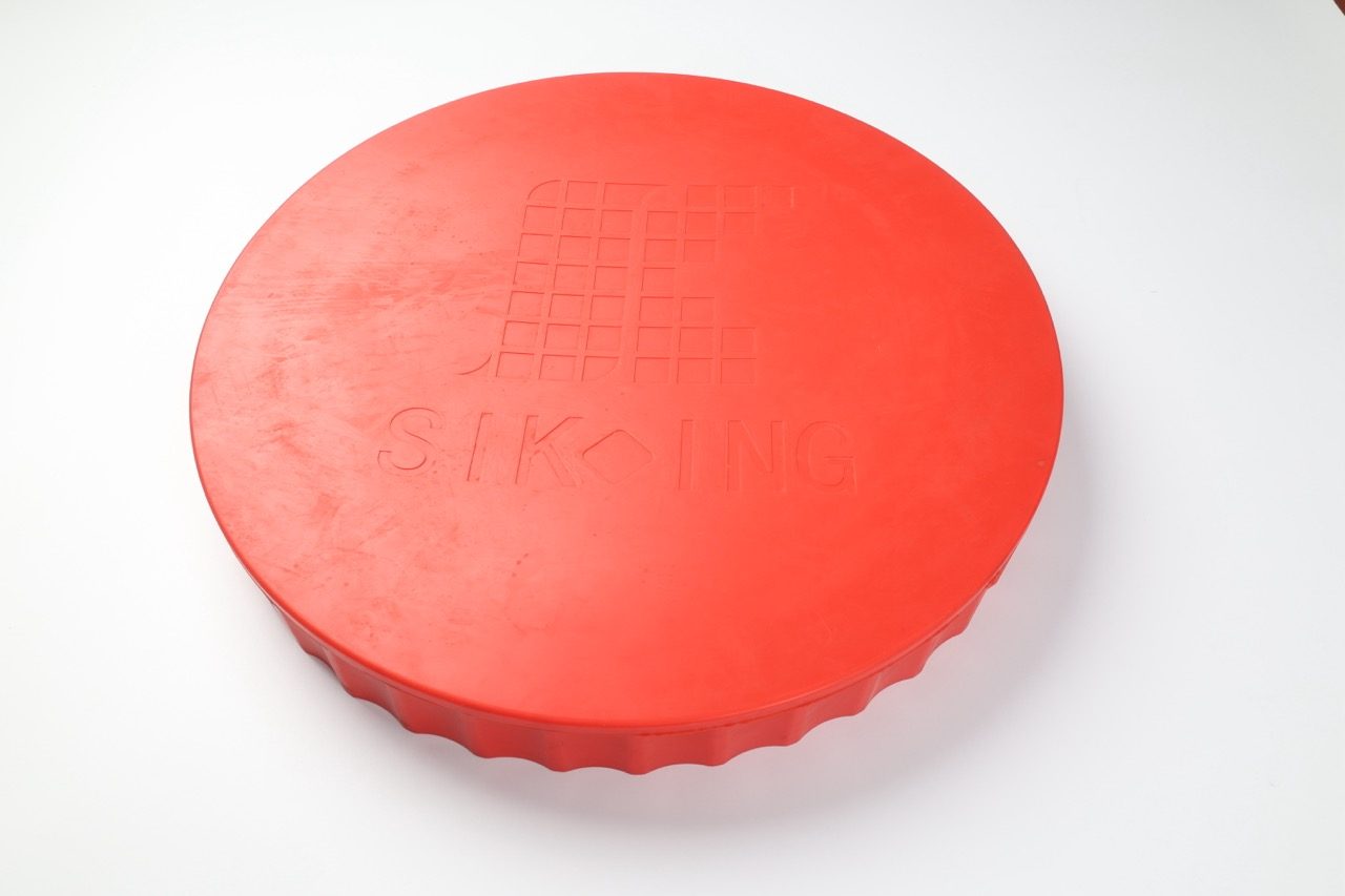 Red round silicone cap embossed with SIKING logo